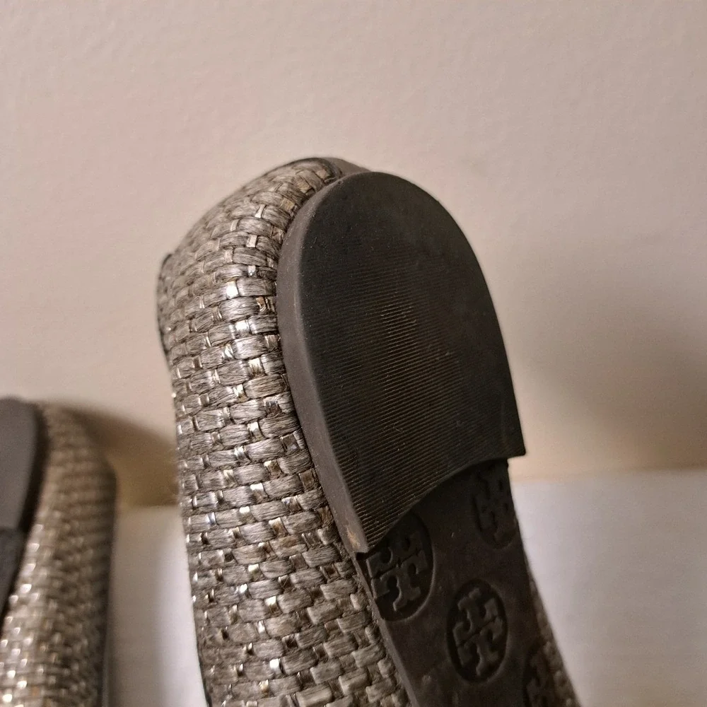 Tory Burch Reva Ballet Flats‎ Woven Metallic Pewter Silver Logo Medallion Shoes